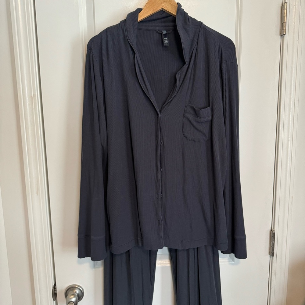 SKIMS SOFT LOUNGE PAJAMA SET - GUNMETAL GREY